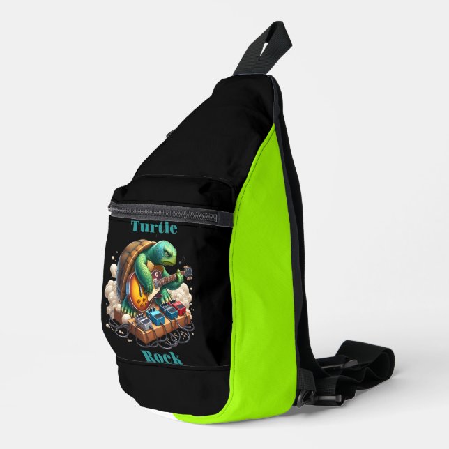 Turtle Rockstar Jamming auf Bühne Crossbody Bag (Rechte Ecke)