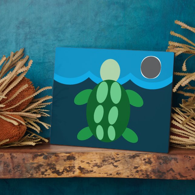 turtle swimming at midnight. fotoplatte (Seite)