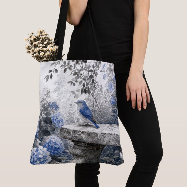 Tuschewaschung Blaumerle auf einer steinernen Gart (Von Nahem)