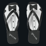 Tuxedo-Bräutigame drehen Bräutigam-Strand-Hochzeit Flip Flops<br><div class="desc">Die perfekte Touch zu Ihrem Bestimmungsortstrand oder zu Poolsidehochzeit. Schwarzes drehen Reinfälle mit einem formalen Schwarzweiss-tuxedo um und beugen Krawattenbild. Ihr Bräutigam heiratet in der Art mit diesen modernen "Smokings-Flipflop-Sandalen" hinzufügen eine zusammenpassende Hochzeitskleiderart für die Braut! Besichtigen Sie bitte meinen Speicher "das Hungarican Prinzessin ™" bei www.zazzle.com/hungaricanprincess*. Schauen Sie in...</div>