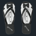 Tuxedo-Bräutigame drehen Bräutigam-Strand-Hochzeit Flip Flops<br><div class="desc">Die perfekte Touch zu Ihrem Bestimmungsortstrand oder zu Poolsidehochzeit. Schwarzes drehen Reinfälle mit einem formalen Schwarzweiss-tuxedo um und beugen Krawattenbild. Ihr Bräutigam heiratet in der Art mit diesen modernen "Smokings-Flipflop-Sandalen" hinzufügen eine zusammenpassende Hochzeitskleiderart für die Braut! Besichtigen Sie bitte meinen Speicher "das Hungarican Prinzessin ™" bei www.zazzle.com/hungaricanprincess*. Schauen Sie in...</div>