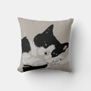 Tuxedo Cat Chilling Kissen
