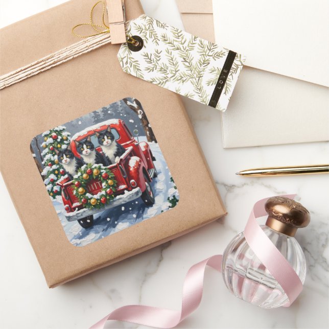 Tuxedo Cat Christmas Red Truck Holiday Quadratischer Aufkleber (Schenken)