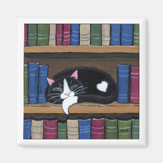 Tuxedo Cat Sleeping auf der virtuellen Bibliothek  Magnet