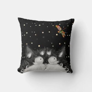 Tuxedo Cat überrascht von Dragonfly-Kissen Kissen