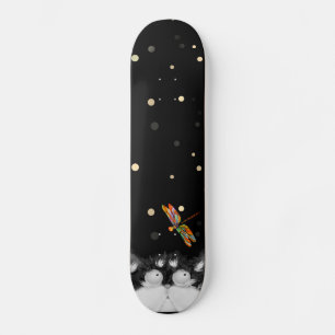 Tuxedo Cat überrascht von Dragonfly  Skateboard