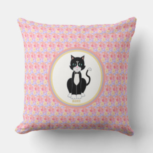 Tuxedo-Katze auf Blumenhintergrund Kissen