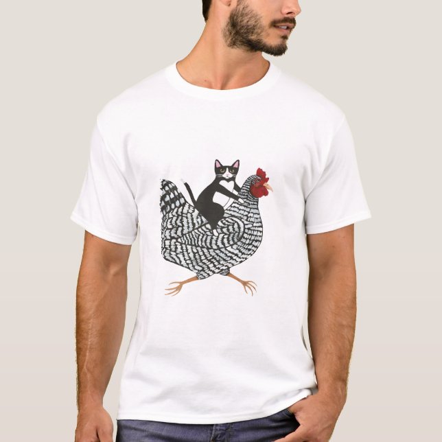 .Tuxedo Katze auf einem Huhn T-Shirt (Vorderseite)