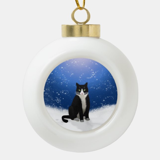 Tuxedo Katze im Schnee Keramik Kugel-Ornament (Vorderseite)