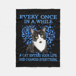 Tuxedo Katze immer und immer, wenn eine Katze in I Fleecedecke