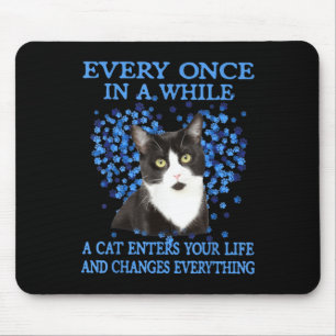 Tuxedo Katze immer und immer, wenn eine Katze in I Mousepad