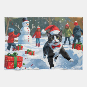 Tuxedo Katze läuft im Schnee mit Weihnachtsmütze Geschirrtuch