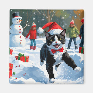 Tuxedo Katze läuft im Schnee mit Weihnachtsmütze Magnet