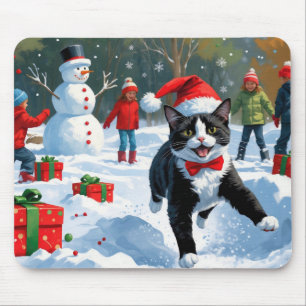 Tuxedo Katze läuft im Schnee mit Weihnachtsmütze Mousepad
