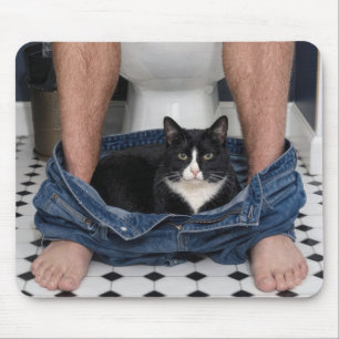 Tuxedo-Katze Lustiger Moment im Badezimmer Mousepad