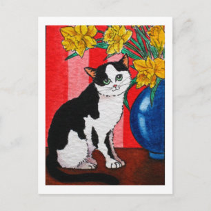 Tuxedo Katze mit Narzissen in einer blauen Vase Postkarte