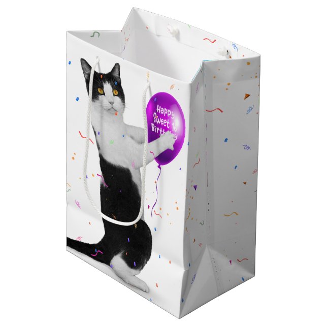 Tuxedo Katze mit Sweet 16 Balloon Medium Geschenkt Mittlere Geschenktüte (Vorderseite Schrägansicht)