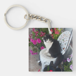 Tuxedo-Katze Niedlich mit hübschen Blumen Schwarze Schlüsselanhänger