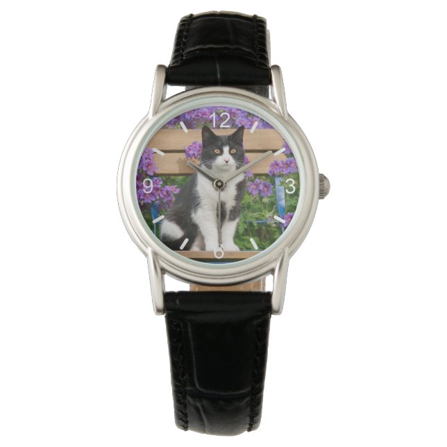 Tuxedo Katze sitzt auf einem Gartenstuhl mit Blume Armbanduhr (Vorderseite)