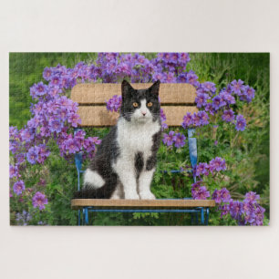 Tuxedo Katze sitzt auf einem Gartenstuhl mit Blume Puzzle