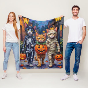Tuxedo-Katzen beim Trick-or-Treat in Halloween-Kos Fleecedecke