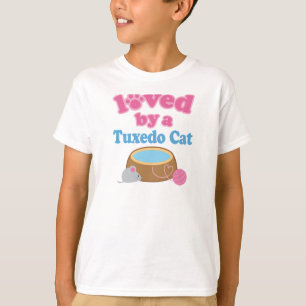 Tuxedo Katzenzucht von einem Geschenk geliebt T-Shirt