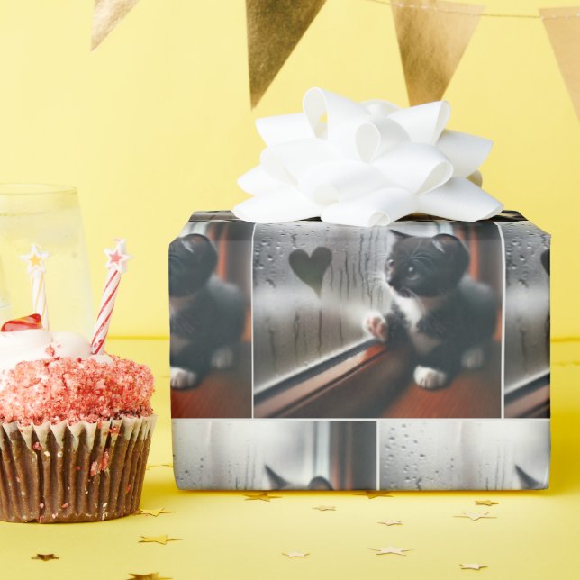 Tuxedo Kitten mit einem Herzfenster Geschenkpapier (Geburtstagsparty)