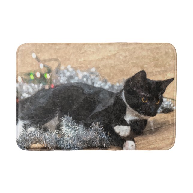 Tuxedo Kitten Tinsel und Lights Painterly Badematte (Vorderseite)