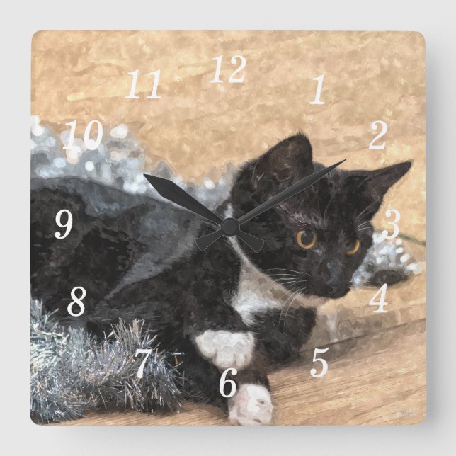 Tuxedo Kitten Tinsel und Lights Painterly Clock Quadratische Wanduhr (Vorderseite)