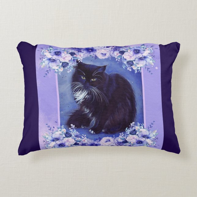 Tuxedo, Schwarz-Weiß-Katzenkunst von Renee Lavoie Dekokissen (Vorderseite)