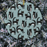 Tuxedo Schwarze und Weiße Katzen Keramik Ornament<br><div class="desc">Niedliche schwarz-weiße Tuxedokatzen,  die ihr Geschäft machen. Ein lustiges Muster auf einem mittelblauen Hintergrund.</div>