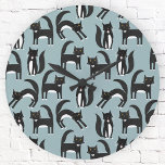 Tuxedo Schwarze und Weiße Katzen Runde Wanduhr<br><div class="desc">Niedliche schwarz-weiße Tuxedokatzen,  die ihr Geschäft machen. Ein lustiges Muster auf einem mittelblauen Hintergrund.</div>