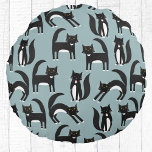 Tuxedo Schwarze und Weiße Katzen Rundes Kissen<br><div class="desc">Niedliche schwarz-weiße Tuxedokatzen,  die ihr Geschäft machen. Ein lustiges Muster auf einem mittelblauen Hintergrund.</div>
