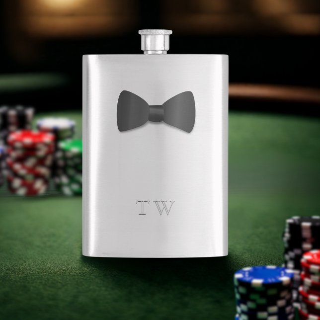 Tuxedo Wedding Bow Krawatte Mit Monogramm Silberko Flachmann (For your Black Tie Poker Night Bachelor party - just add your initials)