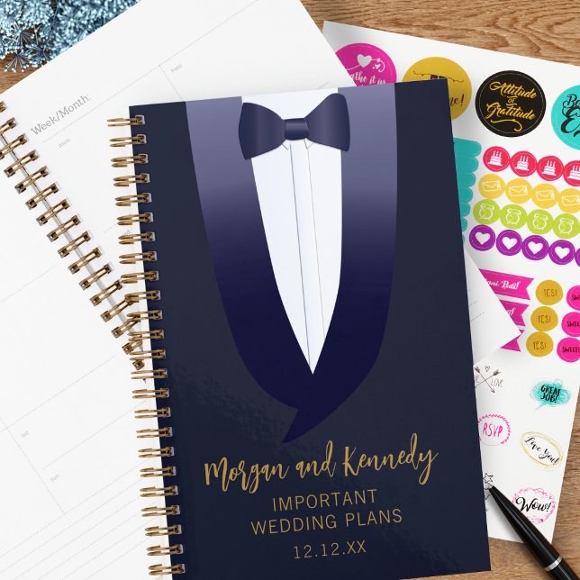 Tuxedo Wedding Brautparty Personalisiert Planner Planer (A blue tuxedo wedding planner with space for name and wedding date)