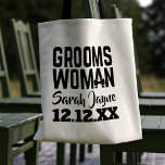 Tuxedo Wedding Groomswoman Tote Bag Tragetasche<br><div class="desc">Perfekte Tasche für die Groomsfrau in Ihrer Hochzeitsfeier. Fügen Sie einfach ihren Namen und Ihr Hochzeitsdatum hinzu und füllen Sie mit Dankesgeschenken!</div>