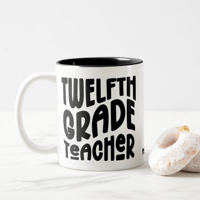 Twelfth Grade Teacher | Black Text Design Zweifarbige Tasse (Mit Donut)