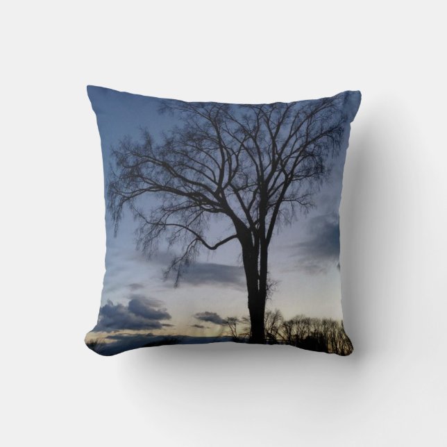 Twilight auf den Baum im Winter Kissen (Vorderseite)