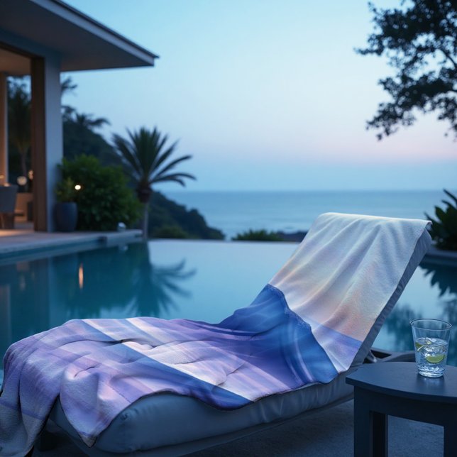 Twilight Drift Fluid Abstrakt Coastal Strandtuch (Twilight Drift Towel. Lavender & deep teal waves for tranquil evening poolside luxury.)