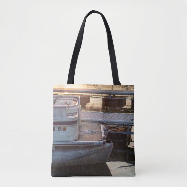 Twilight Marina: Ein serener Dockside-Moment (Vorderseite)