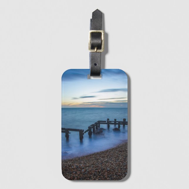 Twilight Sky Over Shoreline and Breakwater Gepäckanhänger (Vorderseite Vertikal)