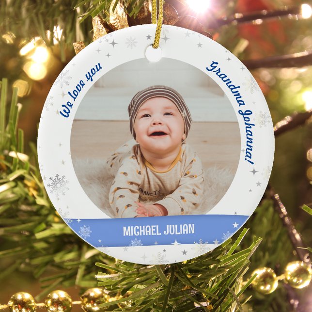 Twin Boys Fotos Oma Niedlich First Christmas Baby Keramik Ornament (Modern, Cute, Elegant We love you, Grandma! First Christmas Twin Baby Boys. 2 Photos. Snowflakes)