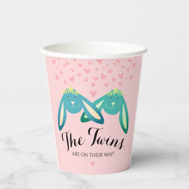 Twin Bunnies Babydusche auf pastellrosa Party Pappbecher (Vorderseite)