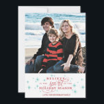 Twinkle Red Script & Blue Stars Holiday Foto Card Feiertagskarte<br><div class="desc">Diese Twinkle Ferienkarte erinnert an die Freude der Saison und ist exklusiv für Zazzle konzipiert. Ideal für einen traditionellen Urlaub ... mit ein bisschen Flair. Rote Glaubensskripte mit kaspischen blauen Funkelakzenten unterstreichen die Stimmung der Saison. Fügen Sie eine Envelopments Holiday Briefmarke aus unserer umfangreichen Portosammlung hinzu, die perfekt zu Ihrem...</div>