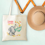 Twinkle Twinkle Little Star Baby Elephant Tragetasche<br><div class="desc">Baby Elephant Tote Bag mit niedlichem Design und komplementärem Sprichwort "Twinkle Twinkle Little Star". Im Design steht ein Babyelefant, der einen Regenschirm auf seinem Kofferraum ausbalanciert und fallende Sterne und Lieben einholt. Das kleine Design ist perfekt als Kinderbuchtasche oder als Baby-Windel-Tasche für eine junge Mutter oder Mutter. Bitte stöbern Sie...</div>
