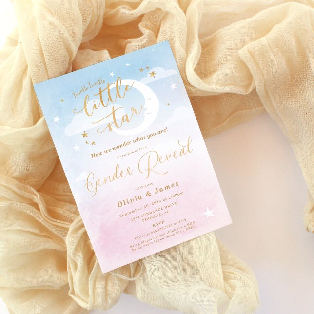 Twinkle Twinkle Little Star Gender Reveal Einladung (5x7 Little Star blue and pink gender reveal invitation displayed on pale yellow flowy fabric)