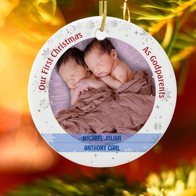 Twins Baby Boys 1. Weihnachten als Godeltern 2 Fot Keramik Ornament (Our First Christmas as Godparents of Twin Boys. Snowflakes and Stars. Cute Swaddled Babies)