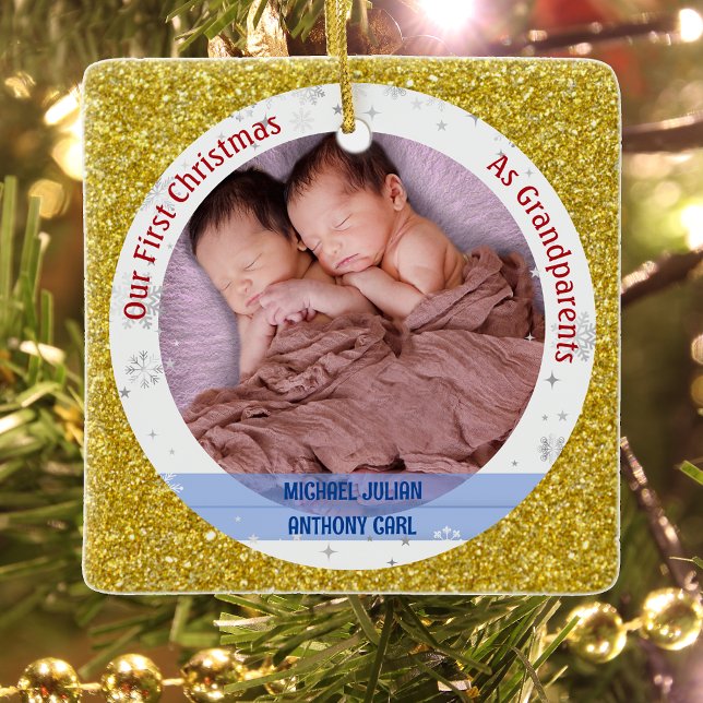 Twins Baby Boys 1. Weihnachten als Großeltern 2 Fo Keramikornament (Elegant Modern Cute Golden Our First Christmas as Grandparents Twin Boys Photo Swaddled Baby Glitter)