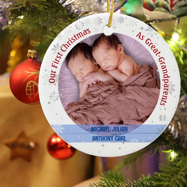 Twins Baby Boys 1. Weihnachten Großeltern Fotos Keramik Ornament (Our First Christmas as Great-Greatparents of Twin Boys. Snowflakes and Stars. Cute Swaddled Babies)