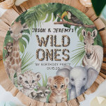 Twins Blue Wild One Dschungeltiere 1. Geburtstag Pappteller<br><div class="desc">Feiern Sie den wilden und abenteuerlichen Geist Ihrer Zwillinge mit diesem "Wild One Safari Animals Jungle Boy 1st Birthday Paper Tellers", der ihren ersten Geburtstagsparty einen Höhepunkt der Freude und Farbe verleihen soll. Jeder Teller ist künstlerisch mit niedlichen Safari-Tieren in Aquarellfarben geschmückt, darunter eine Giraffe, Löwe, Schimpanse, Zebra, Tiger, Waschbär...</div>